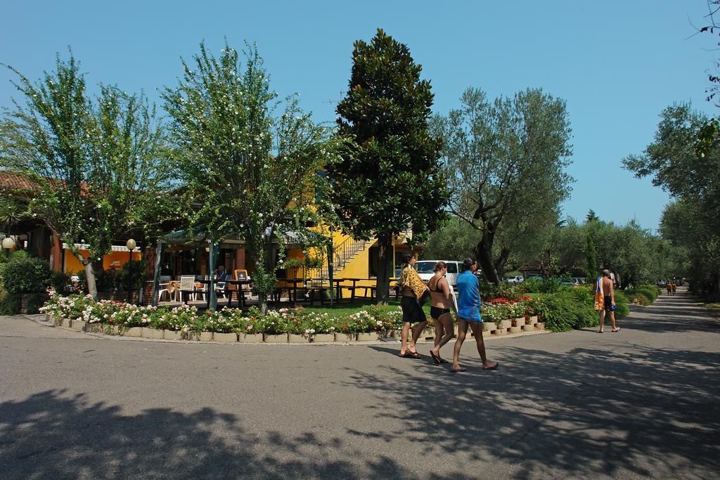 Camping La Rocca Манерба-дель-Гарда Екстер'єр фото
